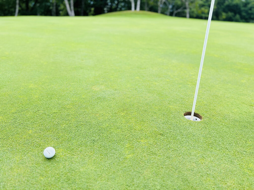 パターは“オーバー必須”と言われる理由と、アマチュアが陥る落とし穴