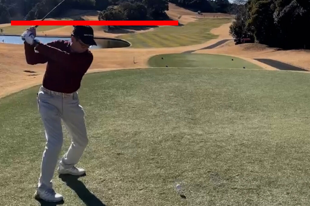 スイング中に頭が沈み込んでいると安定しないのがアマチュアゴルファーではないか？！