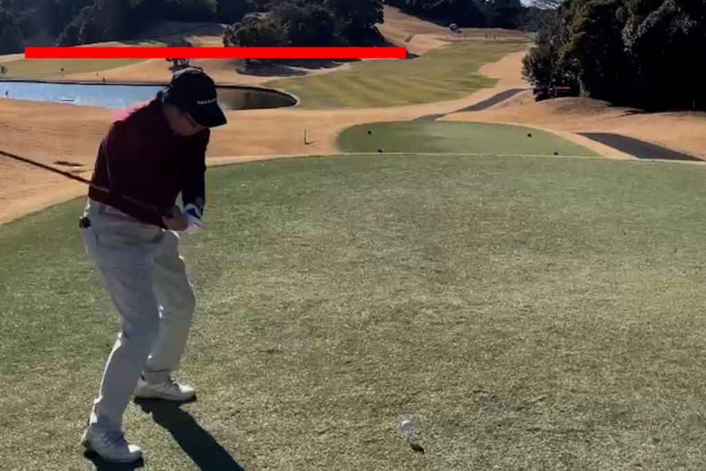 スイング中に頭が沈み込んでいると安定しないのがアマチュアゴルファーではないか？！