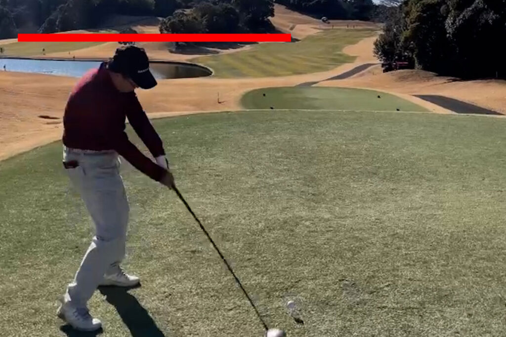 スイング中に頭が沈み込んでいると安定しないのがアマチュアゴルファーではないか？！