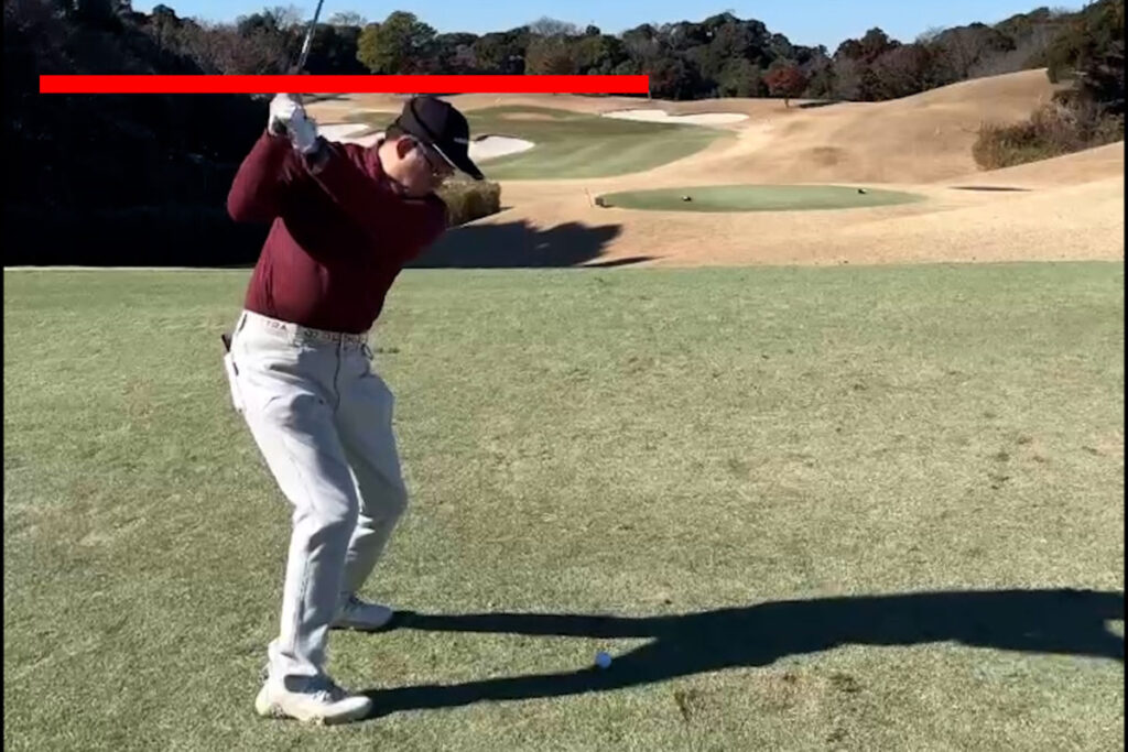 スイング中に頭が沈み込んでいると安定しないのがアマチュアゴルファーではないか？！