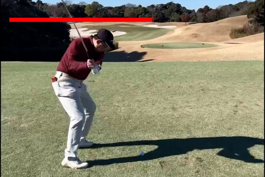 スイング中に頭が沈み込んでいると安定しないのがアマチュアゴルファーではないか？！